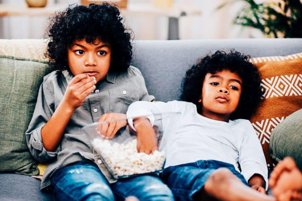 kids watchingtv popcorn 1